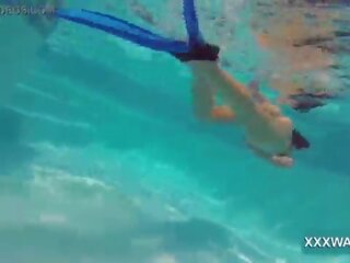 Eccellente bruna prostituta caramella swims sott’acqua