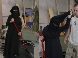 Tour av krigsbyte - muslim kvinna sweeping golv blir noticed av turned på amerikansk soldier