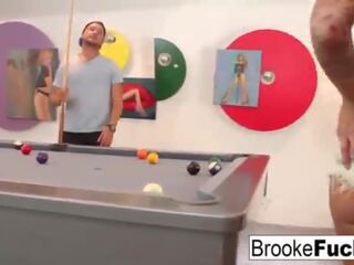Brooke brand plays kaakit-akit billiards may vans mga bola