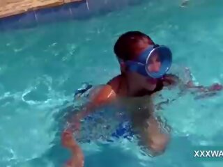 Utmärkt brunett prostituerad godis swims underwater