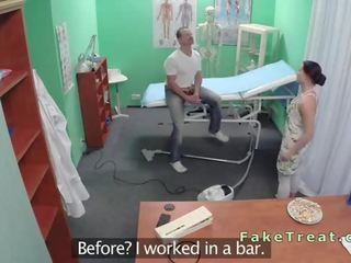 Mistrz pieprzy pielęgniarka i czyszczenie uczennica w imitacja szpital