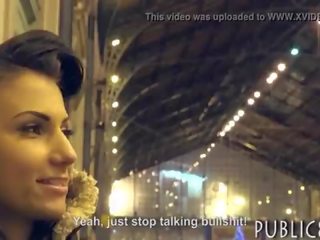 Čeština školačka vyzvednout nahoru na vlak stanice a v prdeli pro hotovost