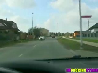 I këndshëm hitchhiker eveline delai merr spotted nga tip dhe fucked