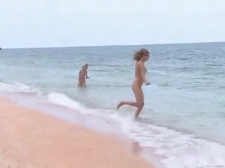 3. nudists játszik tovább a tengerpart