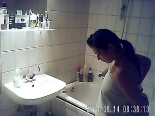 Surprit niece ayant une bain sur caché came - ispywithmyhiddencam.com