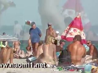 Naomi1 afrukken een jong lad op een publiek strand
