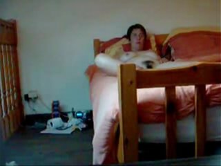 Slēpts kamera catches mans matainas māte aptaustīšana par gulta